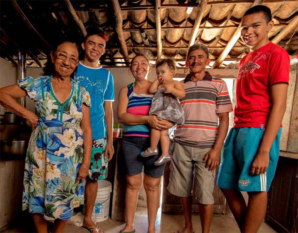 Parceria entre Associação Caatinga e SC Johnson promove doação de vales-alimentação e repelentes a famílias no interior do Ceará.