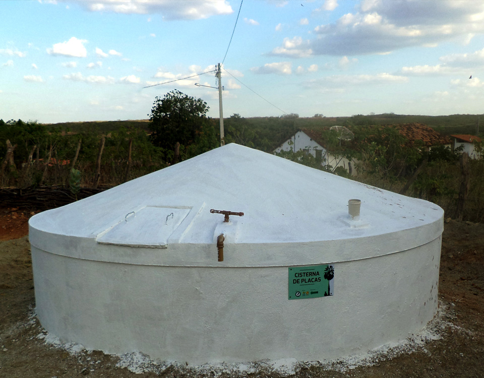 Carnaúba Sustentável capacita famílias de Crateús para uso de cisterna de placas